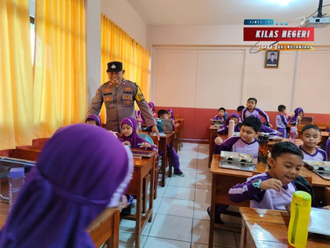 
Polsek Cakung Monitoring Pembagian 3.127 Porsi Makan Bergizi Gratis di Penggilingan, Dukung Program Asta Cita