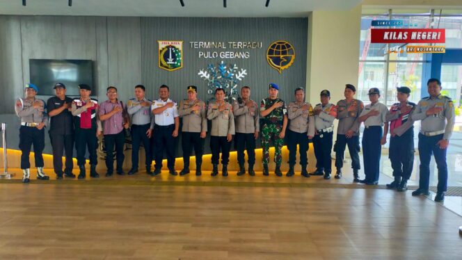 
Kapolsek Cakung Tinjau Keamanan Terminal Terpadu Pulogebang, Pastikan Situasi Kondusif