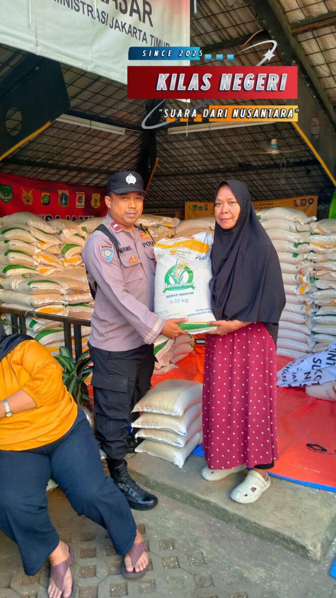 
Bhabinkamtibmas Kelurahan Makasar Monitoring Penyaluran Bantuan Beras untuk 796 Warga