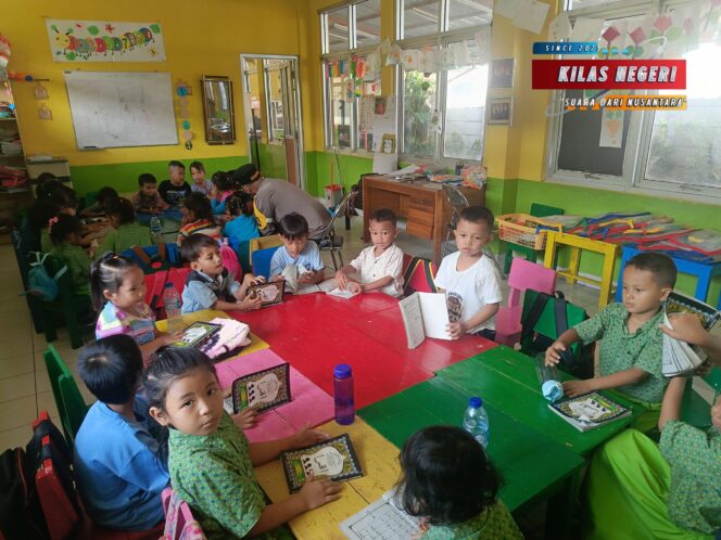 
Kapolsubsektor Pasar Induk Kramat Jati Ajak Anak-Anak Belajar Ngaji Bersama Polisi