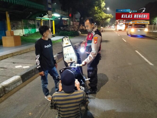 
Polsek Cipayung Gelar Strong Point Dini Hari Cegah Kejahatan Jalanan dan Balap Liar