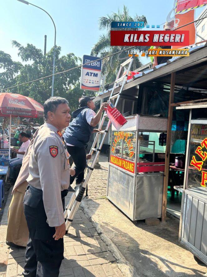 
Polsek Ciracas Kawal Pemasangan Stiker untuk Wajib Pajak Penunggak di Wilayah Ciracas