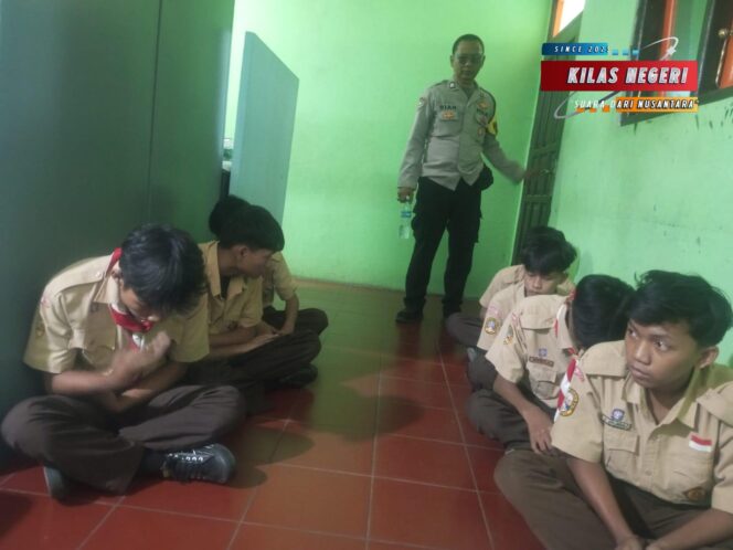 
Polisi Hadir Menjaga Anak Bangsa: Cegah Tawuran Sejak Dini di SMK Rahayu Mulyo