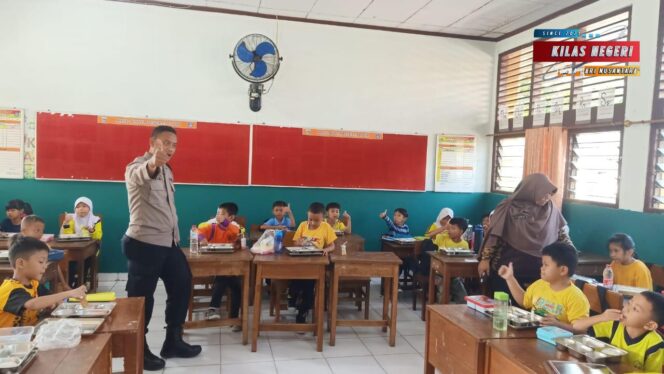 
Polisi Peduli Gizi Anak Bangsa: Bhabinkamtibmas Kawal Program Makan Bergizi Gratis di Pinang Ranti