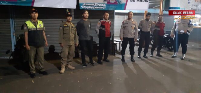 
Cegah Bentrokan Dini Hari, Polisi Siaga di Pasar Deprok Cipinang Muara