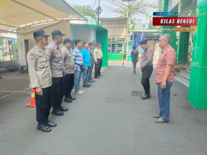 
Polsek Pulogadung Gelar Apel Pengamanan Aksi Mahasiswa di PT. Food Station Tjipinang