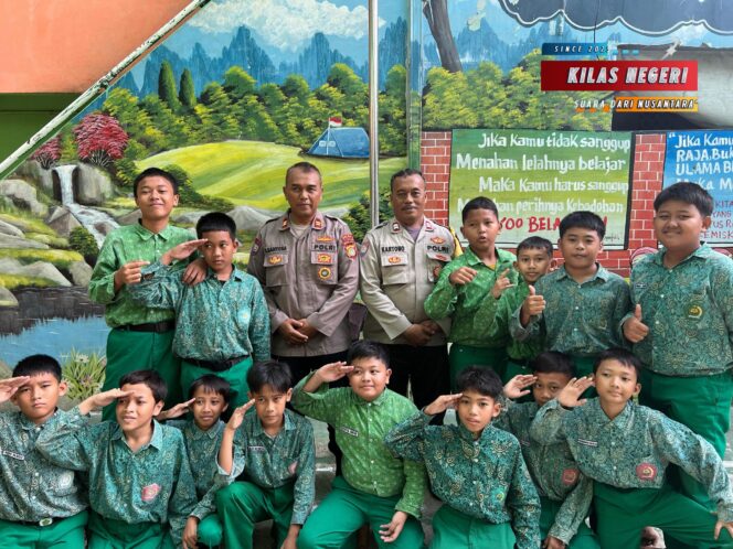 
Polsek Cakung Gelar Penyuluhan Bahaya Bullying di MI Al Wathoniyah Al Hamidiyah