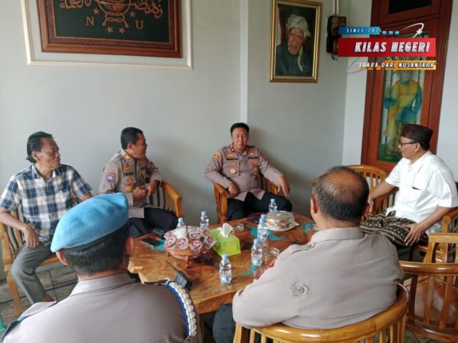 
Kapolsek Cakung Silaturahmi dengan Ketum FBR KH. Lutfhi Hakim, Pererat Sinergi Jaga Kamtibmas