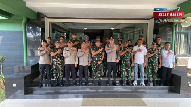 
Kapolres Metro Jaktim dan Dandim 0505 Perkuat Sinergi TNI–Polri Demi Keamanan Wilayah Jakarta Timur