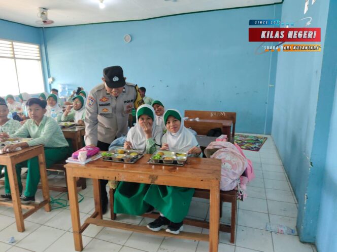 
Polsek Cakung Monitoring Pembagian 3.127 Porsi Makanan Bergizi Gratis untuk Pelajar di Penggilingan