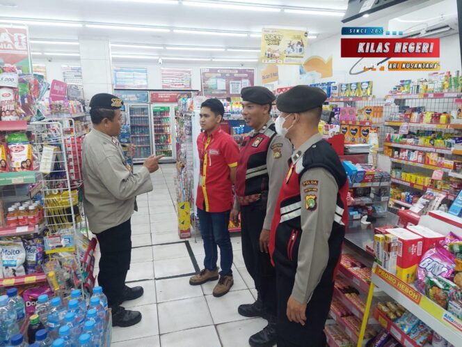 
Unit Samapta Polsek Matraman Sambangi Karyawan Alfamart, Sampaikan Imbauan Kamtibmas