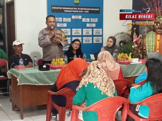 
Jumat Curhat di Kelurahan Makasar, Kapolsek dan Bhabinkamtibmas Ajak Masyarakat Bersinergi Jaga Keamanan