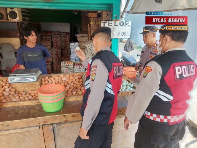 
Menjaga Kesejahteraan dan Ketahanan Warga, Polsek Matraman Pantau Harga Sembako di Kelapa Tinggi Raya