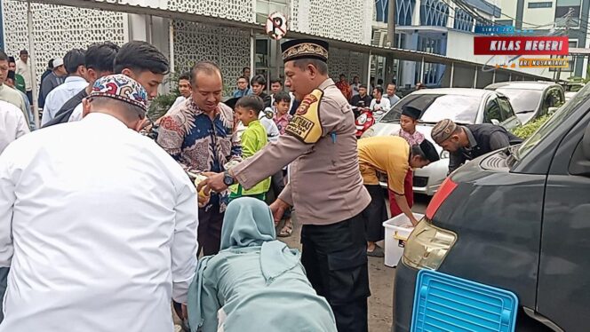 
Jumat Berkah Polsek Ciracas: Tebar Kebaikan Lewat Pembagian Minuman Usai Sholat Jumat