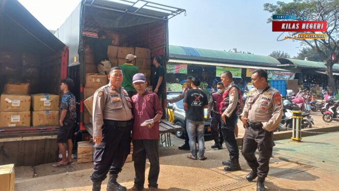 
Samapta Polsek Kramatjati Sambangi Warga Pasar Induk, Antisipasi Kejahatan dan Tawuran Komunal