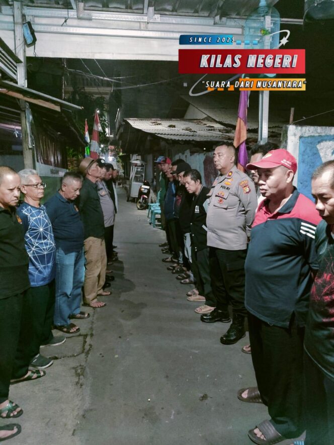 
Polsek Makasar Tindak Tegas Antisipasi Tawuran dan Kejahatan Jalanan, Kapolsek Sambangi Pos Kamling RW 03