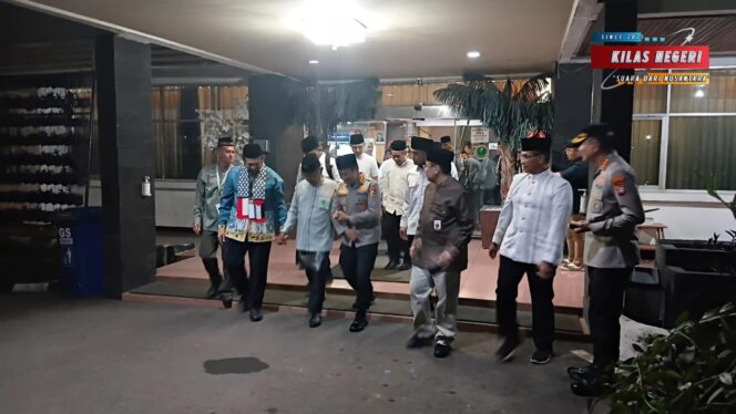 
Polres Metro Jakarta Timur Amankan Milad ke-50 MUI, Kapolres Pimpin Langsung Pengamanan Giat Nasional di Asrama Haji