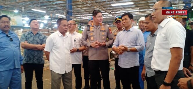 
Kapolres Metro Jakarta Timur Kunjungi Pasar Induk Kramatjati, Tekankan Pentingnya Keamanan Sebagai Investasi