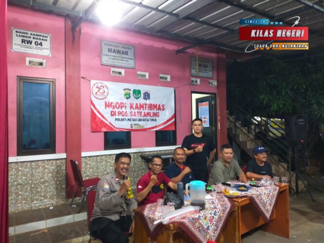 
Bhabinkamtibmas Cipinang Melayu Gelar “Ngopi Kamtibmas” Bersama Warga RW 04