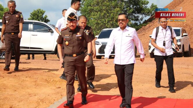 
Potensi Devisa Rp1,4 Triliun, Plt. Wakil Jaksa Agung dan Wamenko Polkam Luncurkan Proyek Pemanfaatan Stockpile Bauksit di Bintan