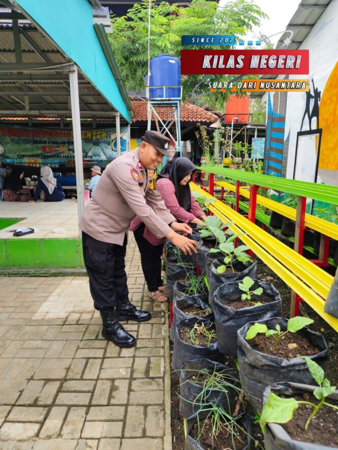 
Ketahanan Pangan Dimulai dari Rumah: Bhabinkamtibmas Penggilingan Hadir Mendampingi Warga Wujudkan Swasembada Bergizi