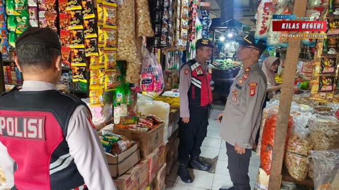 
Polsek Matraman Pantau Harga Sembako di Pasar Palmeriem, Wujud Kepedulian Polri terhadap Kebutuhan Masyarakat