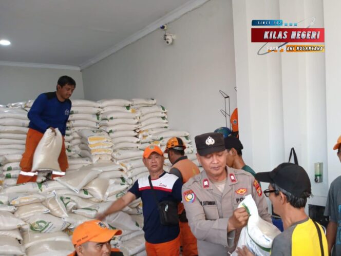 
Polsek Jatinegara Amankan Pendistribusian Beras Bulog untuk Warga Kampung Melayu