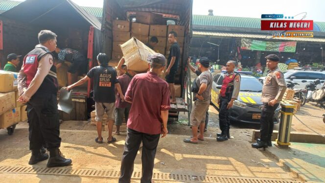 
Unit Samapta Polsek Kramat Jati Sambangi Pasar Induk, Antisipasi Kejahatan dan Tawuran Warga