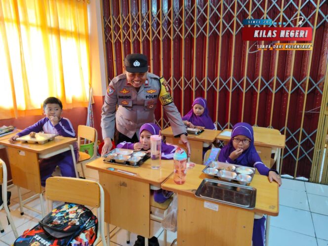 
Polsek Cakung Monitoring Pembagian Makan Bergizi Gratis di Sekolah-sekolah Penggilingan: Wujud Dukungan pada Program Pemerintah