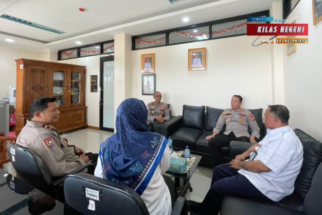
Kapolsek Matraman Sambangi Lurah Palmeriam, Ajak Bersama Cegah Tawuran Warga
