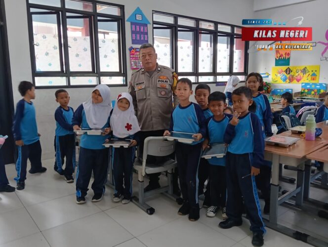 
Polsek Ciracas Amankan Kegiatan Pemberian 3.131 Porsi Makanan Bergizi Gratis di Kelurahan Susukan