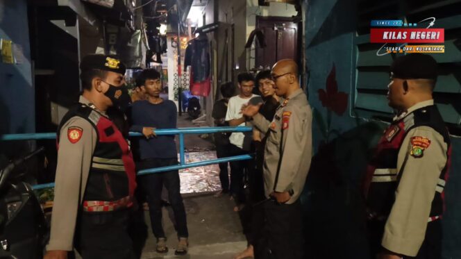 
Polsek Matraman Bubarkan Remaja Nongkrong Tengah Malam untuk Cegah Tawuran