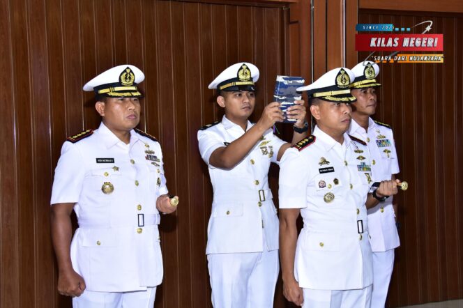 
Tongkat Kepemimpinan Satlinlamil 3 Resmi Diserahkan Kepada Kolonel Laut (P) Sulthon Maula Firdaus
