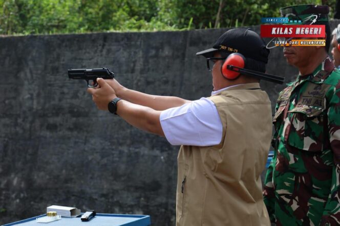 
Sinergitas Tanpa Batas, Komandan Lanal Dumai Laksanakan Latihan Menembak Bersama Forkopimda Kota Dumai