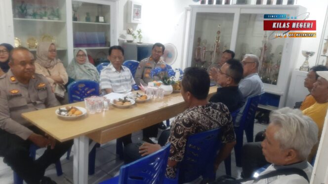 
Polsek Cakung Gelar “Jumat Curhat” di Jatinegara, Warga Sampaikan Keluhan Soal Tawuran dan Curanmor