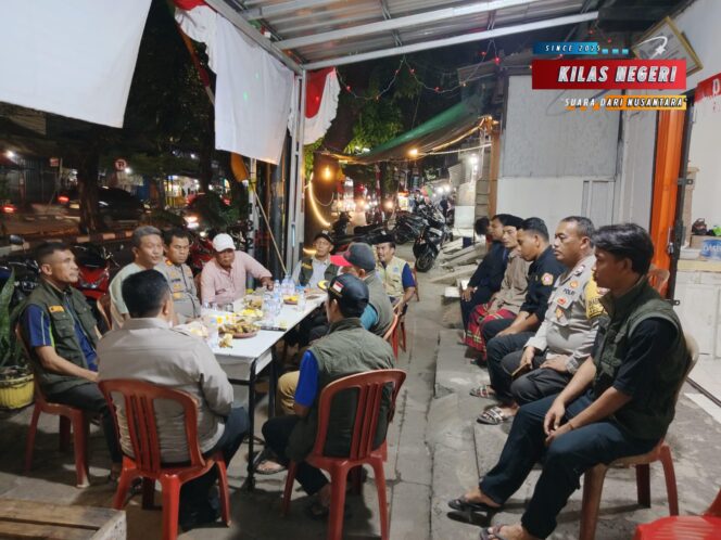 
Polsek Cakung Gelar “Ngopi Kamtibmas” Bersama Warga Jatinegara untuk Dengarkan Keluhan dan Cari Solusi