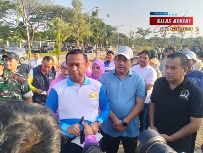 
Wali Kota Jakarta Timur Tanam 20 Pohon Mahoni di Danau JGC Cakung Timur