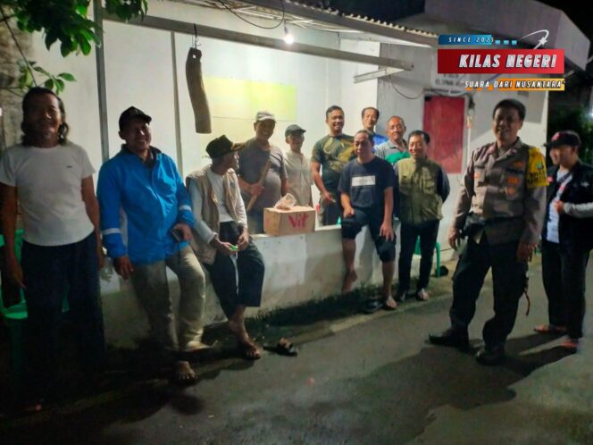 
Sambang Poskamling, Polisi Ajak Warga Cipinang Melayu Bersatu Cegah Tawuran dan Kriminalitas