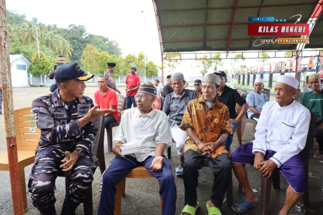 
Lantamal IX Ambon Bekerjasama Dengan Bank Indonesia Laksanakan Bakti Sosial Kesehatan dan Sosialisasi Cinta, Bangga, Paham Rupiah di Pelabuhan Amnalau