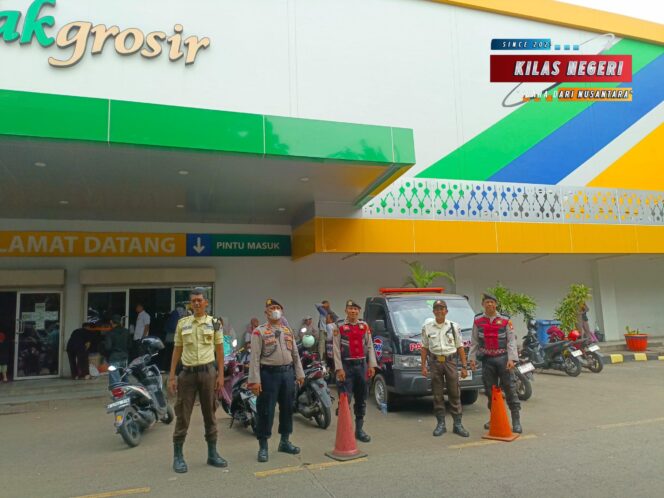 
Dekat dengan Warga, Polisi Hadir di Pasar Induk Kramat Jati Jaga Rasa Aman