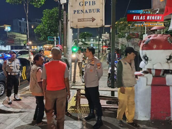 
Tiga Pilar Bergerak, Polsek Jatinegara Gelar Patroli Antisipasi Tawuran di Tengah Malam