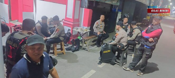 
Bhabinkamtibmas Rawamangun Bangun Sinergi Warga, Ingatkan Bahaya Nongkrong Malam dan Potensi Kebakaran