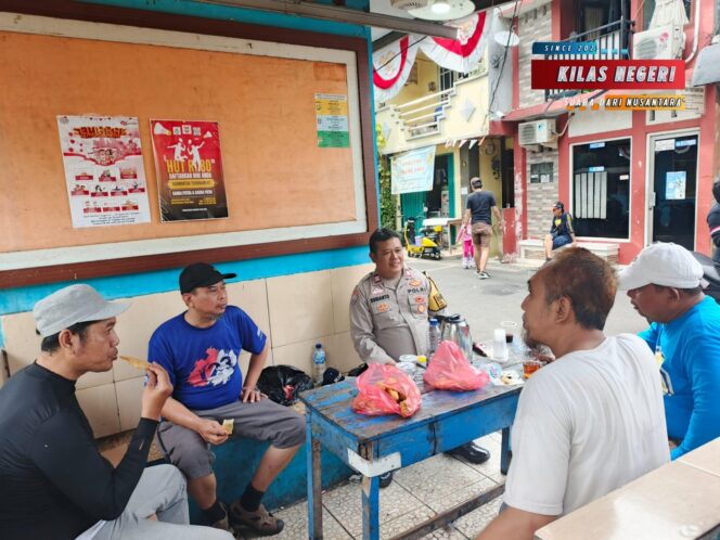 
Bhabinkamtibmas Rawamangun Bangun Sinergi Warga, Ingatkan Bahaya Nongkrong Malam dan Potensi Kebakaran