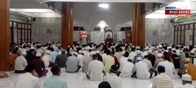 
Polsek Cakung Hadiri Subuh Gabungan Bersama FK-ULUM, Wujudkan Sinergi Iman dan Keamanan di Masyarakat