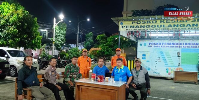 
Patroli Malam Bhabinkamtibmas Kelurahan Baru dan Babinsa Perkuat Sinergi Cegah Tawuran dan 3C