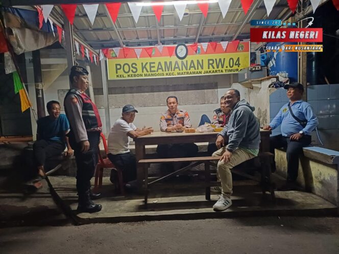 
Bhabinkamtibmas Sambangi Keamanan RW 013 Utan Kayu Selatan, Bangun Sinergi Cegah Tawuran dan Kriminalitas Malam Hari