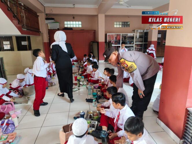
Polsek Cakung Monitoring Pembagian 3.127 Porsi Makan Bergizi Gratis di Penggilingan