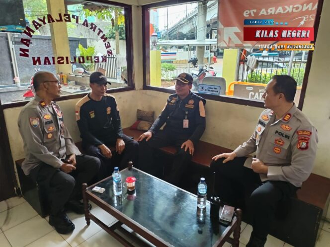 
Kapolsek Matraman Libatkan Pokdarkamtibmas Perkuat Ketahanan Wilayah dari Gangguan Keamanan