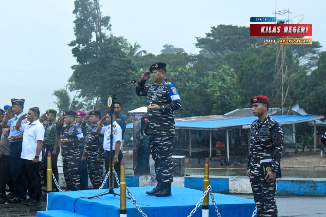 
Ditengah Guyuran Hujan, Pangkoarmada III Pimpin Apel Gelar Pasukan Latihan SAR di Dermaga Irian Lantamal IX Ambon