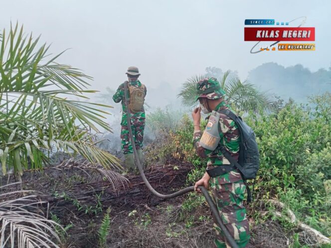 
Gerak Cepat, Pos TNI Angkatan Laut Tanjung Datuk Bersama Tim Satgas Penanggulangan Karhutla Berhasil Padamkan Kebakaran Lahan Gambut